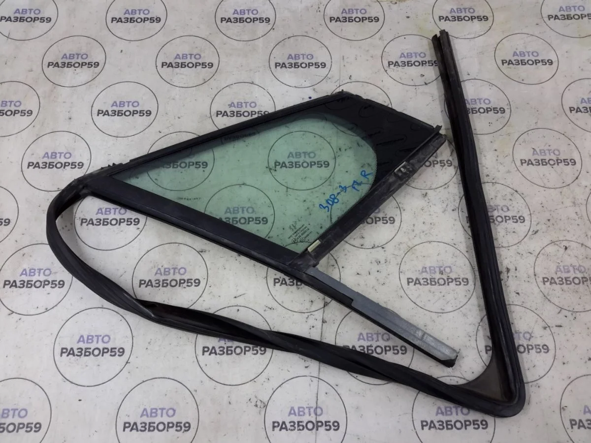 Форточка двери передней правой Peugeot 308 I (2007—2011)