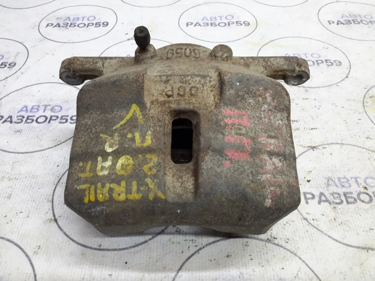 Суппорт передний правый Nissan X-Trail II (2007—2011)