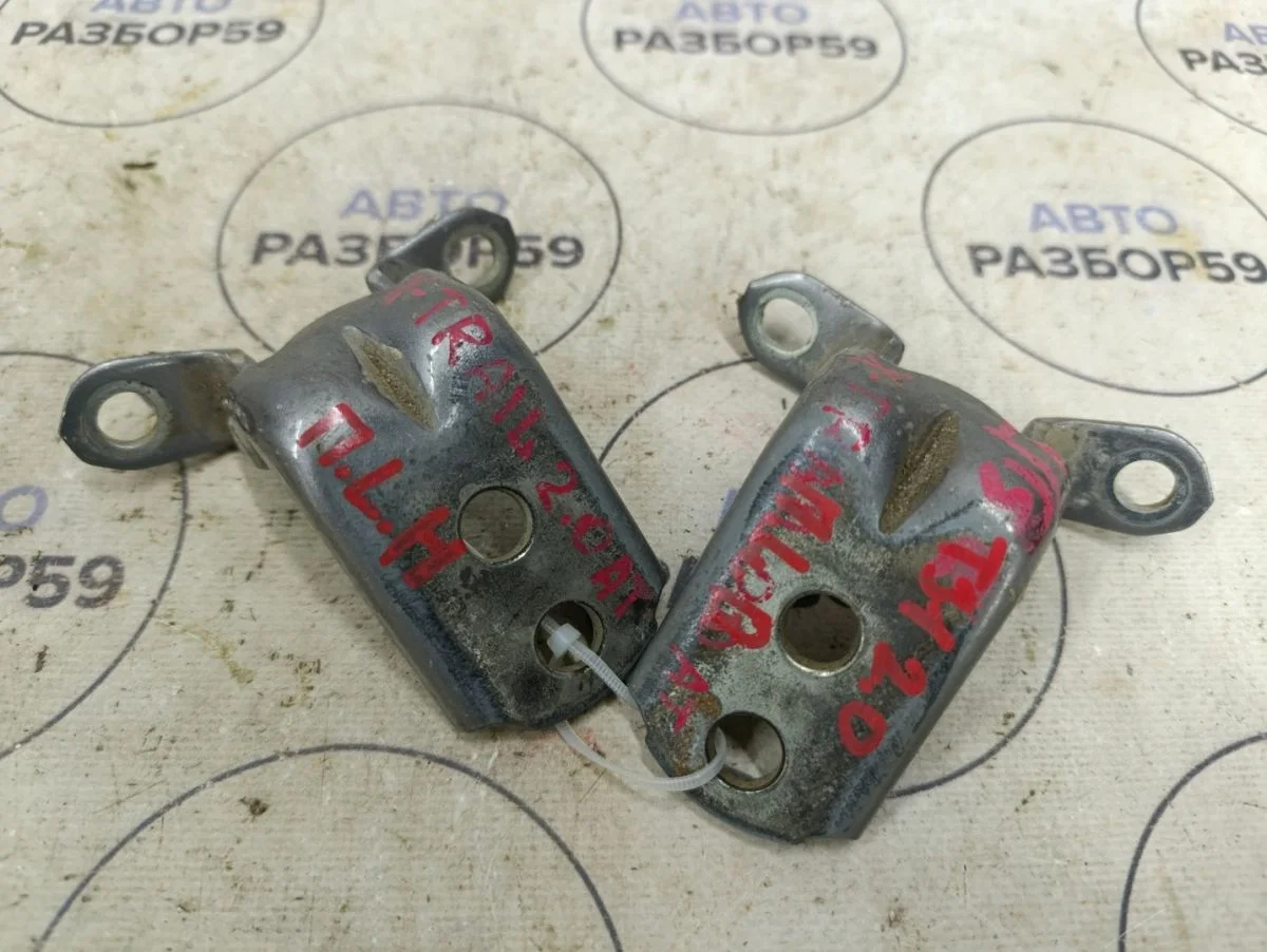 Петля двери Nissan X-Trail II (2007—2011)