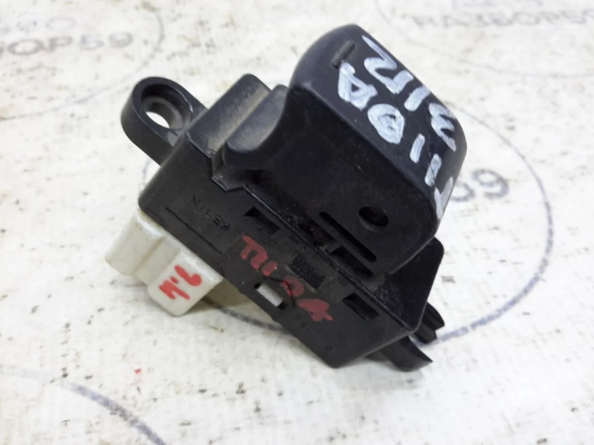 Кнопка стеклоподъемника Nissan Tiida C11 (2004—2012)