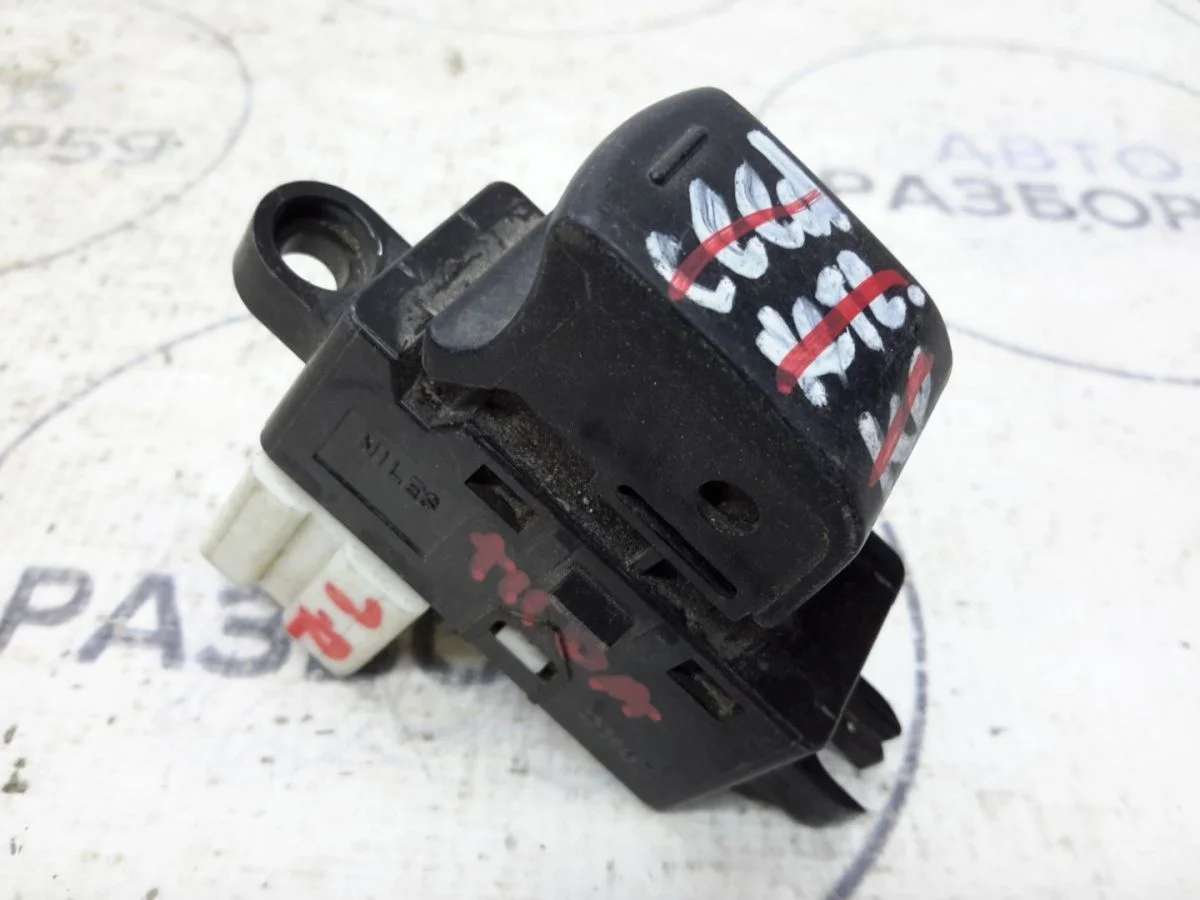 Кнопка стеклоподъемника Nissan Tiida C11 (2004—2012)