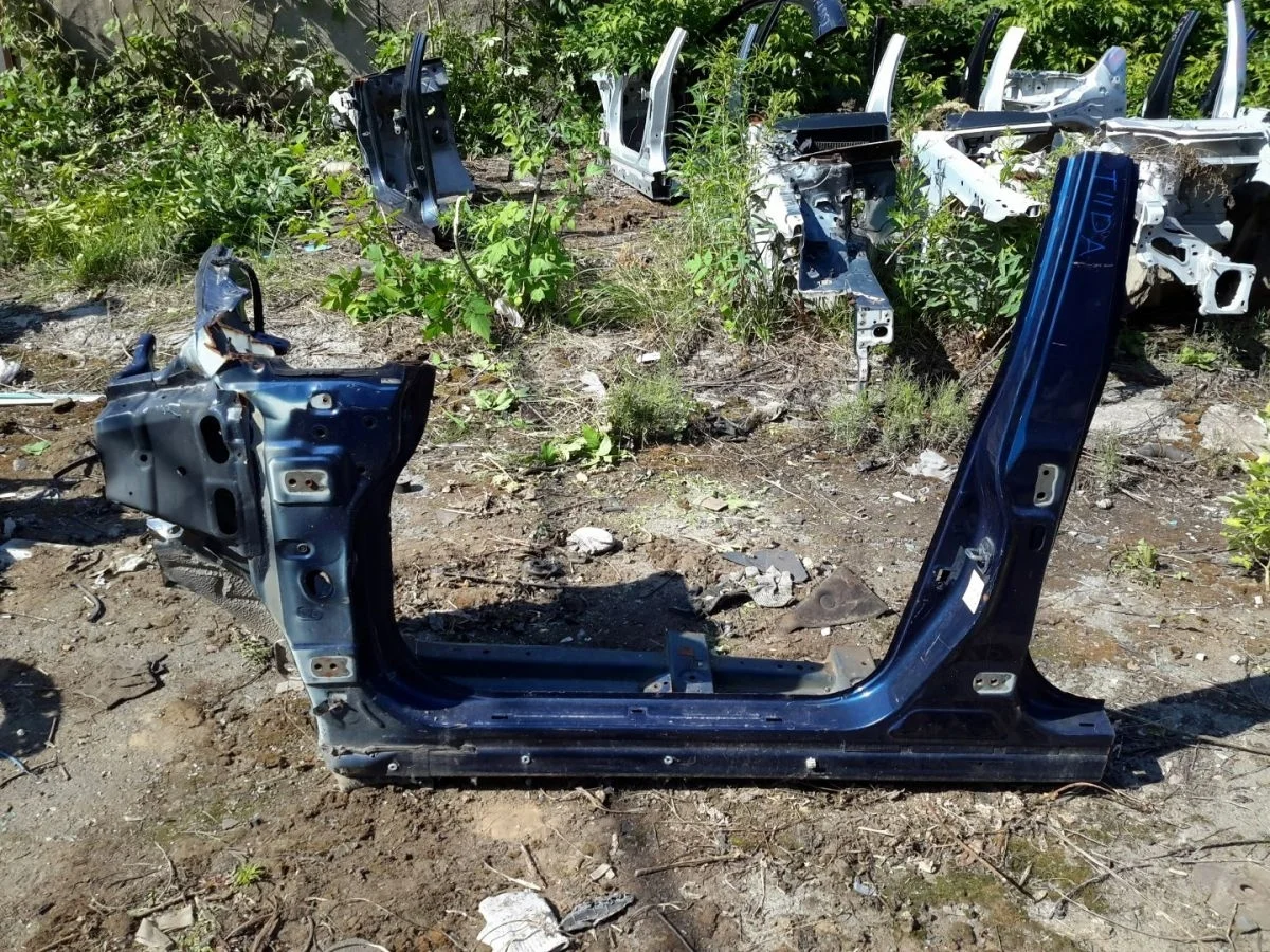 Порог левый Nissan Tiida C11 (2004—2012)