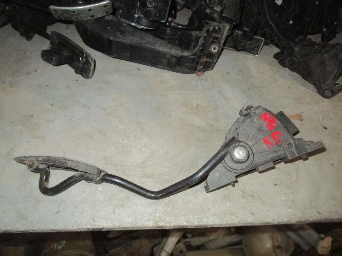 Педаль газа Nissan Almera N16 (2000—2003)