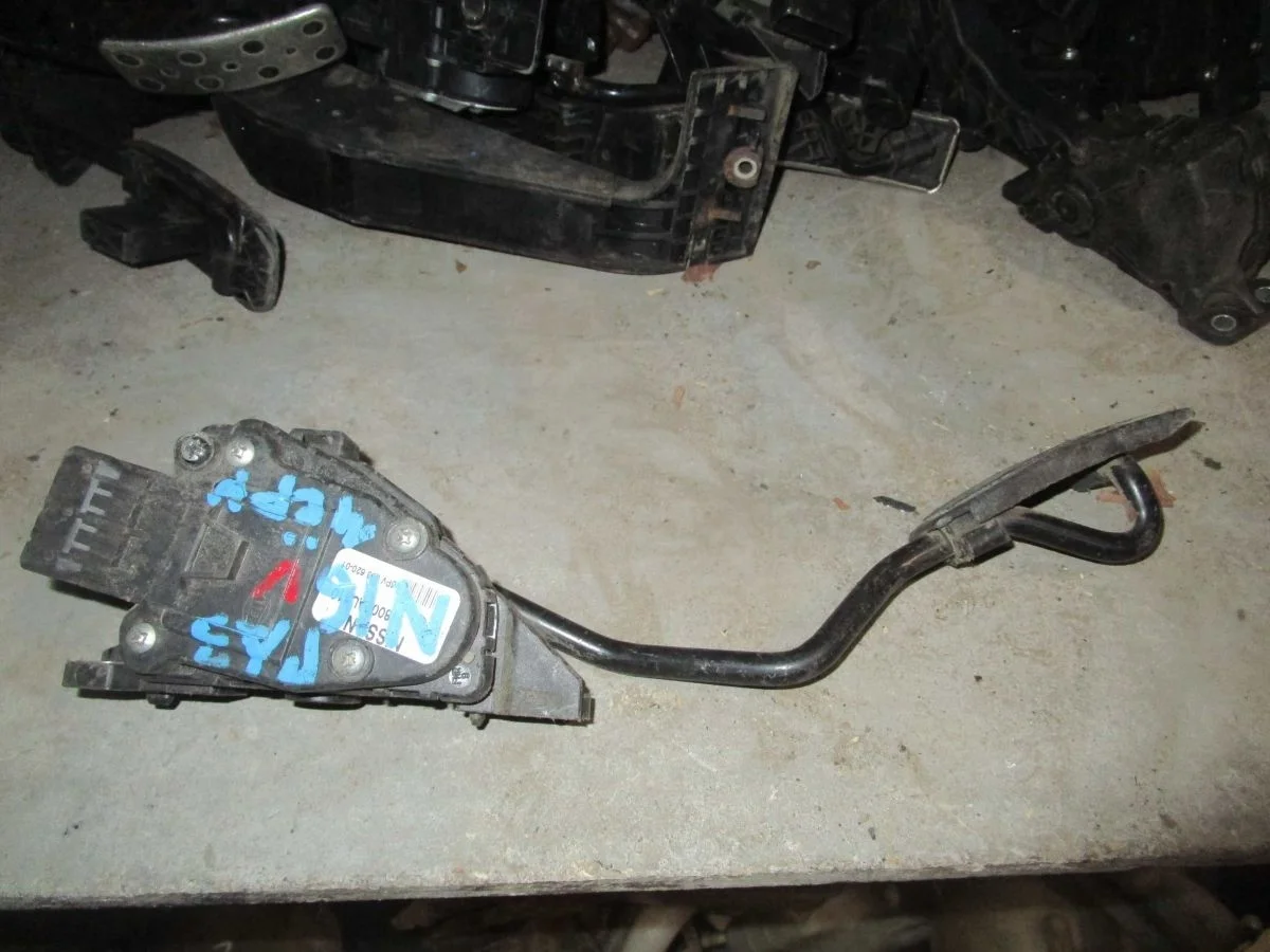 Педаль газа Nissan Almera N16 (2000—2003)