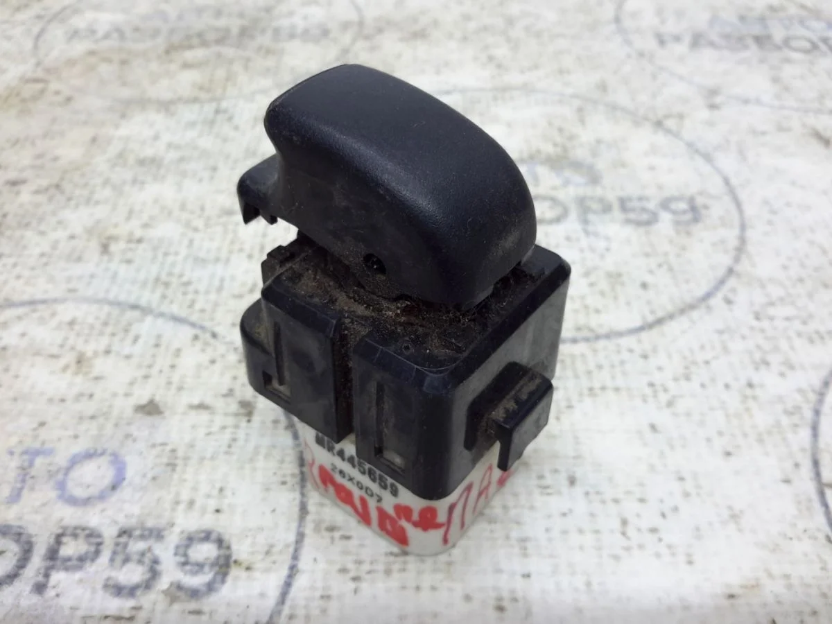 Кнопка стеклоподъемника Mitsubishi Pajero III (1999—2003)