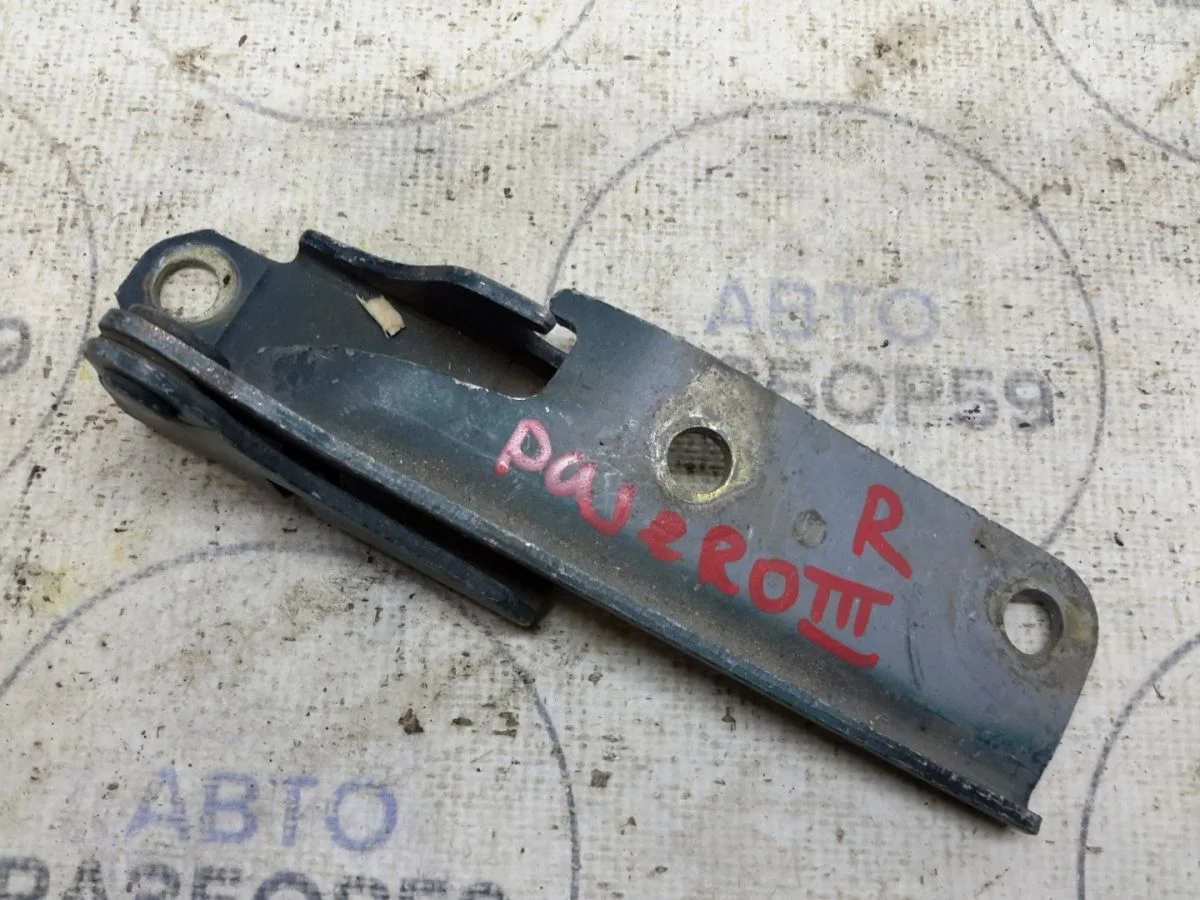 Петля капота Mitsubishi Pajero III (1999—2003)