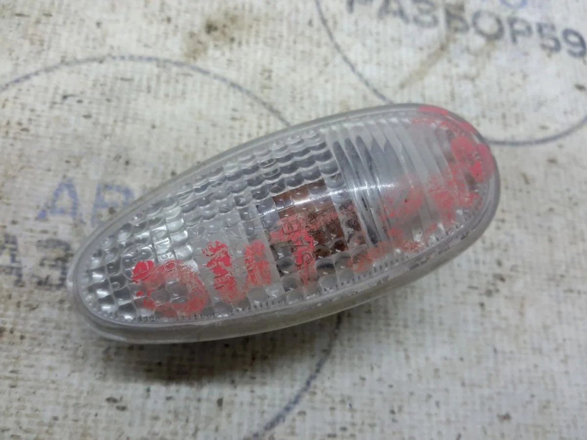 Повторитель в крыло Mitsubishi Outlander I (2002—2009)