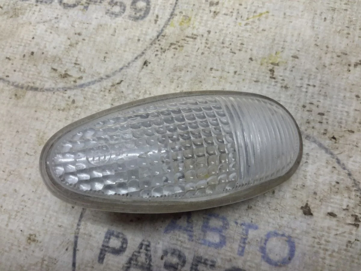 Повторитель в крыло Mitsubishi Outlander I (2002—2009)