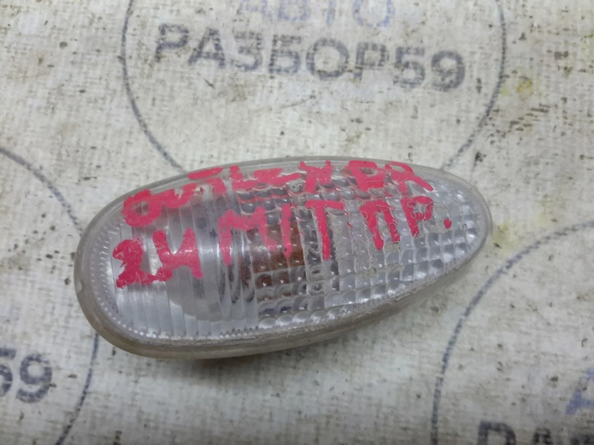 Повторитель в крыло Mitsubishi Outlander I (2002—2009)