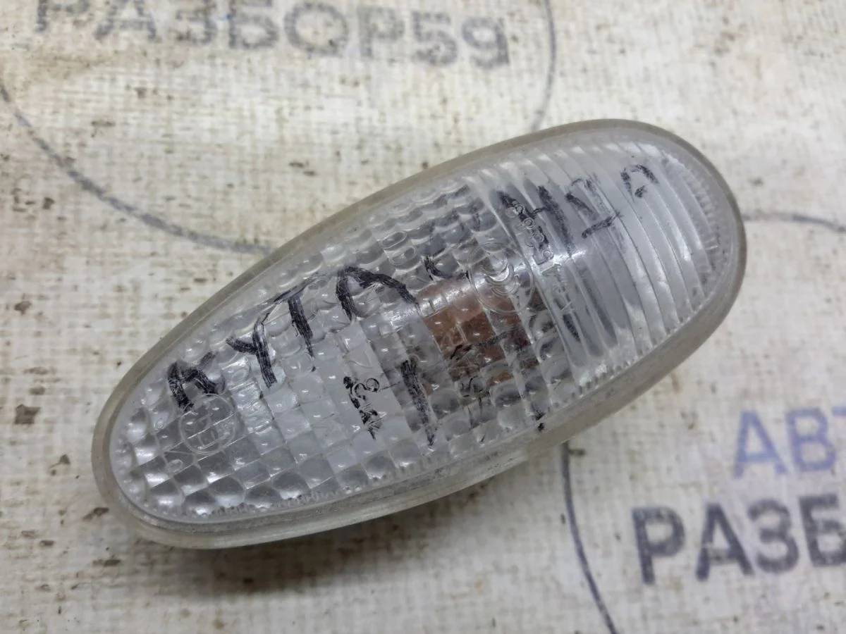 Повторитель в крыло Mitsubishi Outlander I (2002—2009)