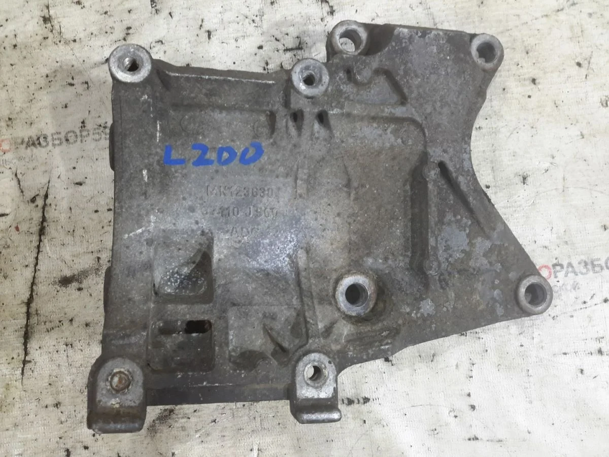 Кронштейн компрессора кондиционера Mitsubishi L200 IV рестайлинг (2013—2015)