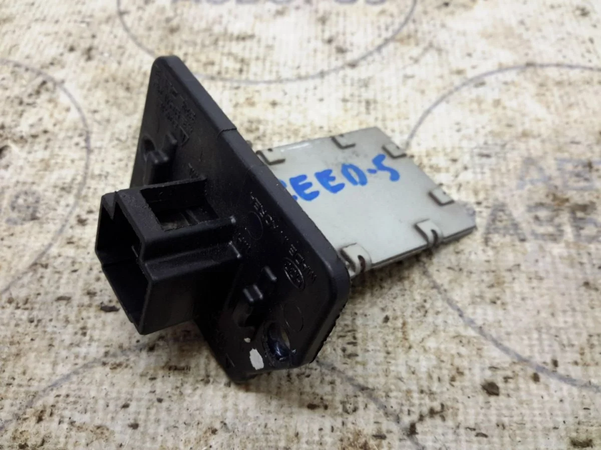 Резистор печки Kia Ceed ED рестайлинг (2010—2012)