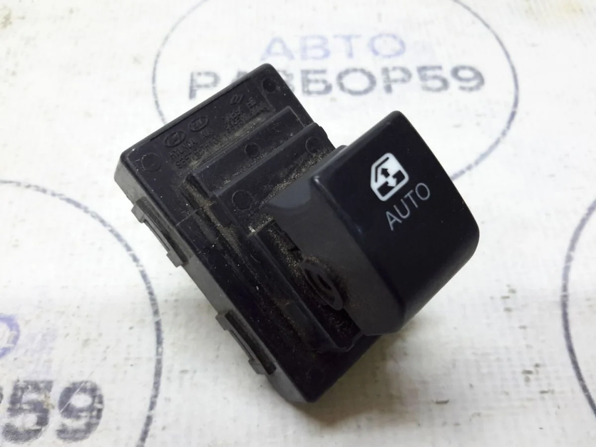 Кнопка стеклоподъемника Kia Ceed ED рестайлинг (2010—2012)