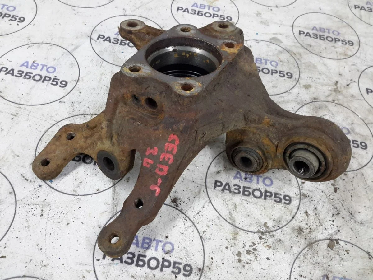 Кулак задний левый Kia Ceed ED рестайлинг (2010—2012)