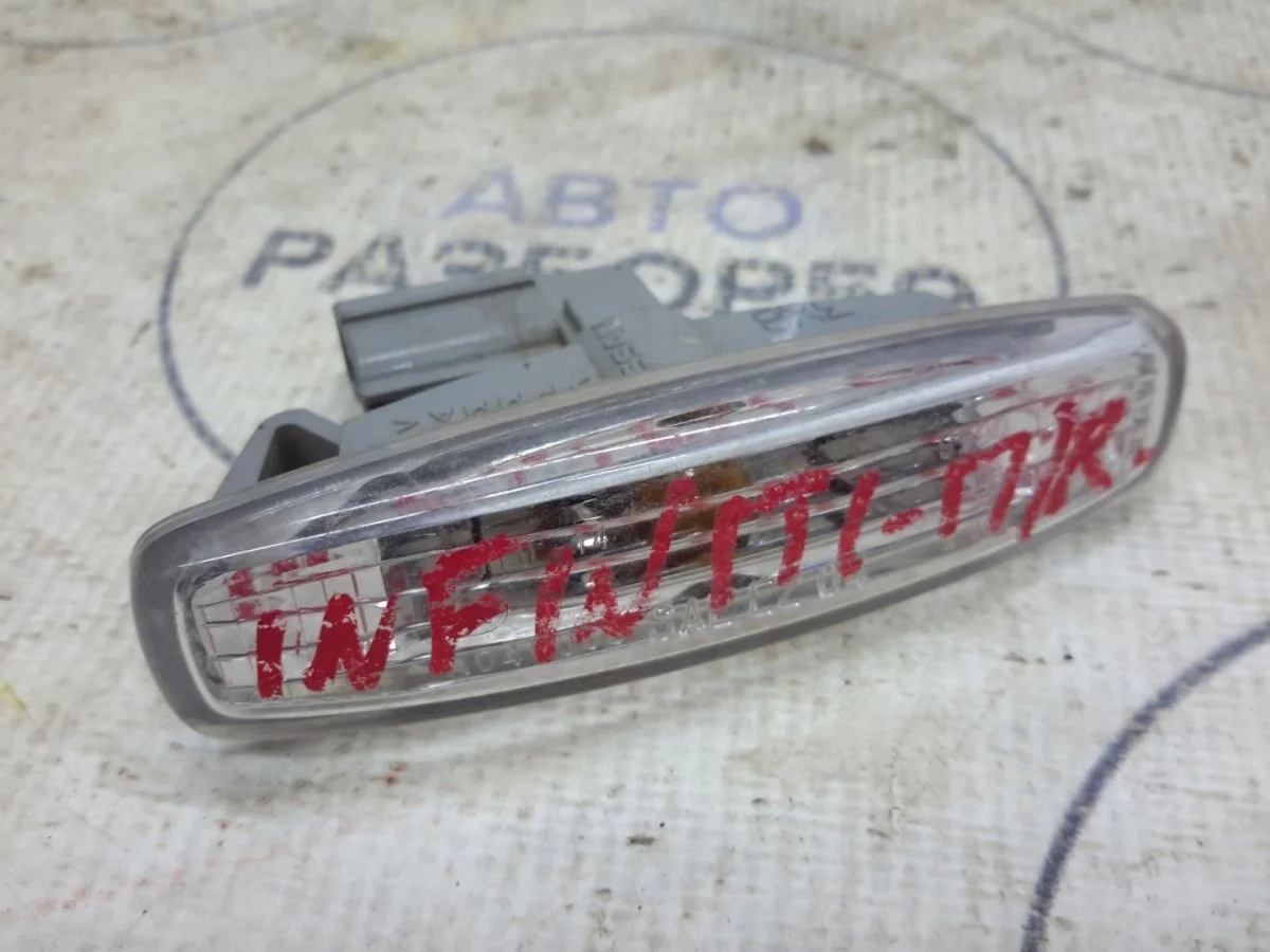 Повторитель в крыло Infiniti QX70 I (2013—2018)