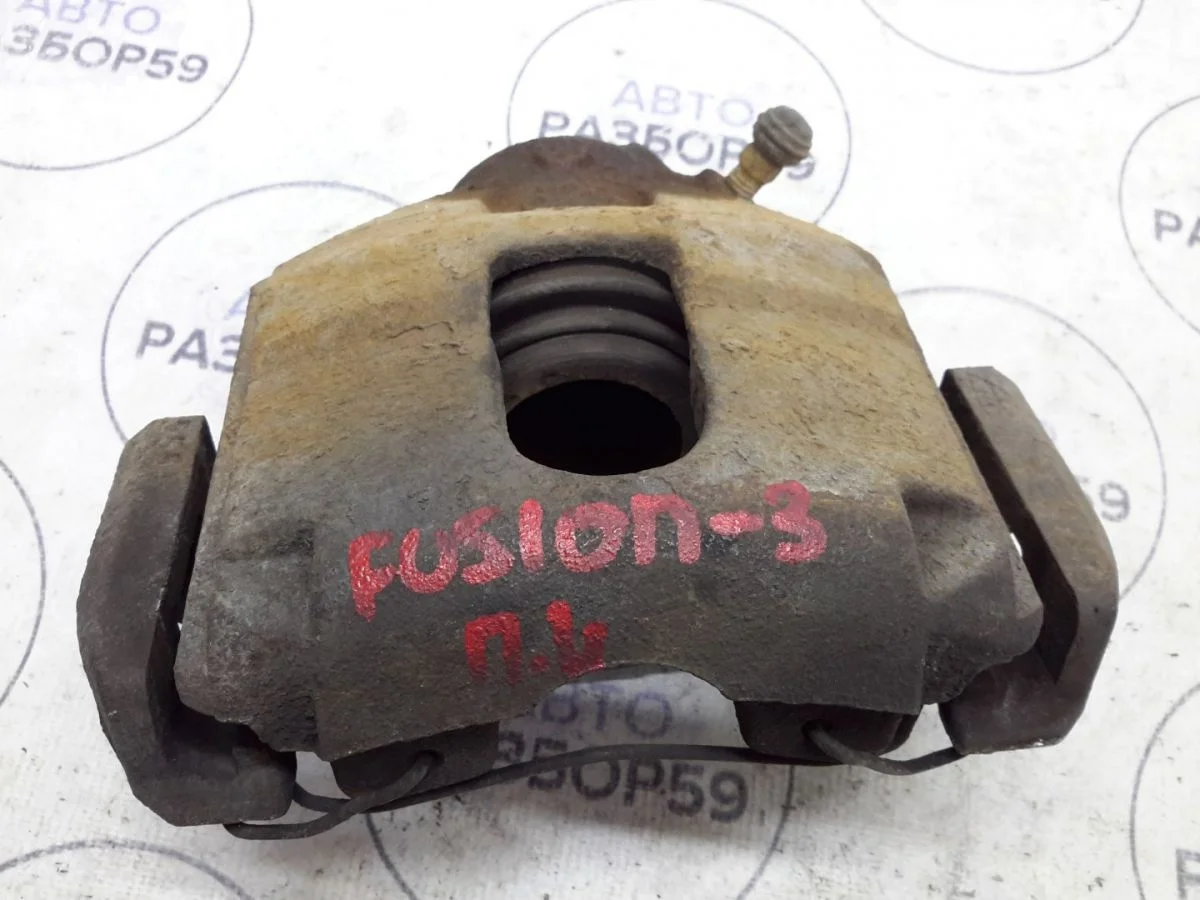 Суппорт передний левый Ford Fusion I (2002—2005)