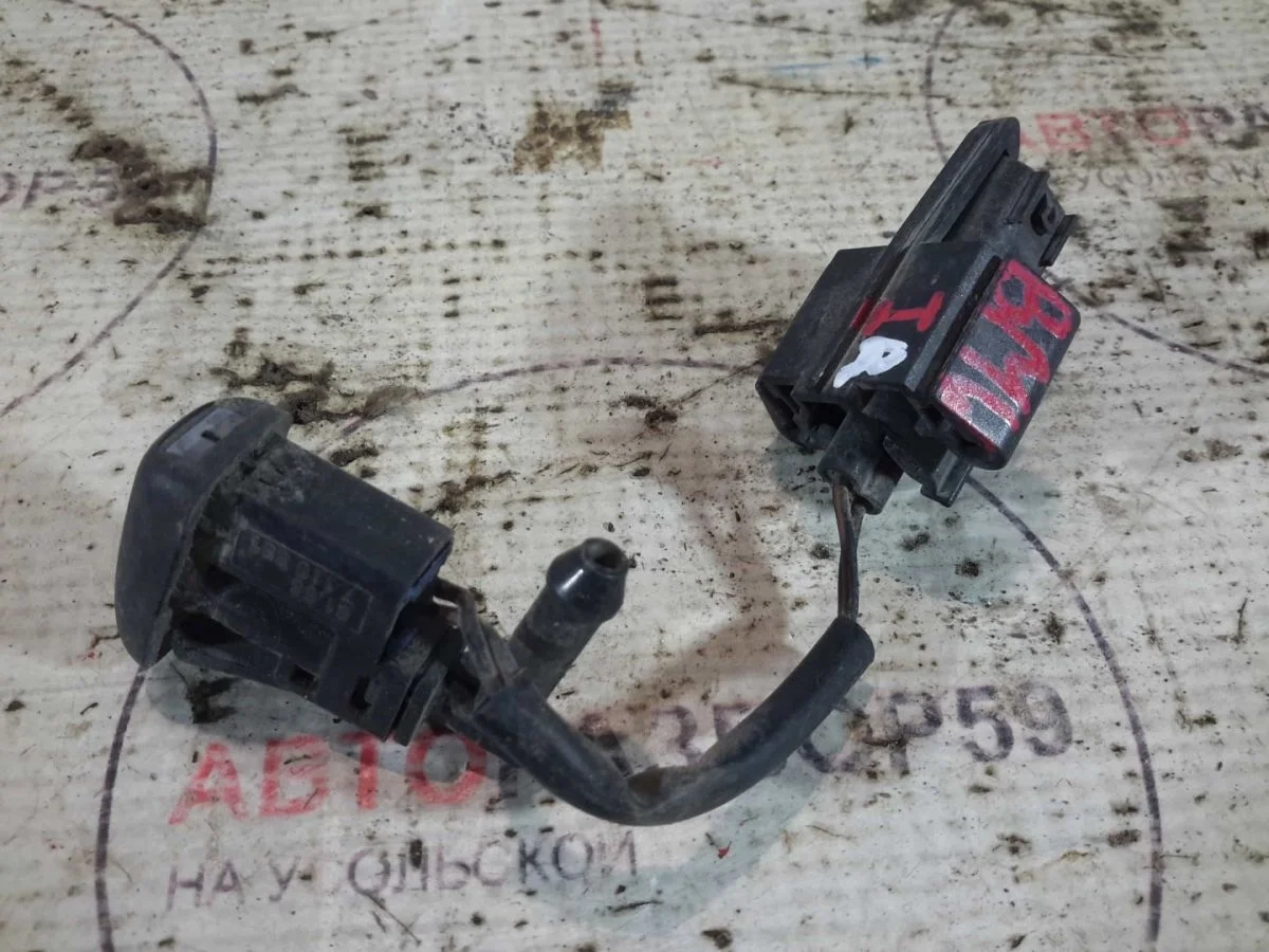 Форсунка омывателя стекла BMW 1 серия E81/E82/E87/E88 рестайлинг (2007—2011)