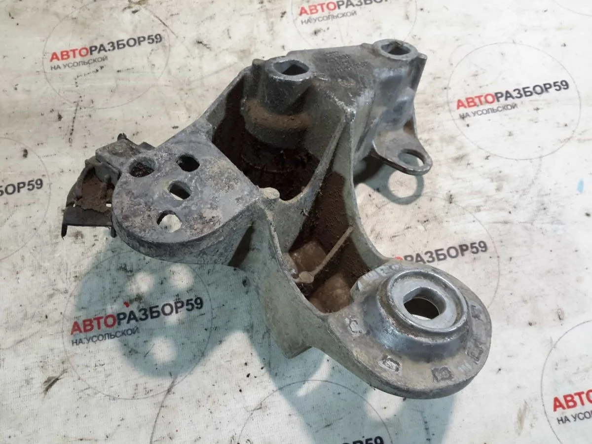 Кронштейн опоры двигателя правый Audi A6 C5 (1997—2001)