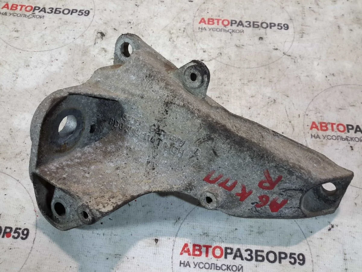 Кронштейн КПП правый Audi A6 C5 (1997—2001)