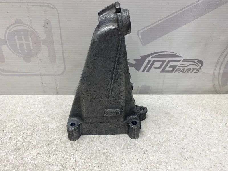 Кронштейн двигателя правый Mercedes-benz W212