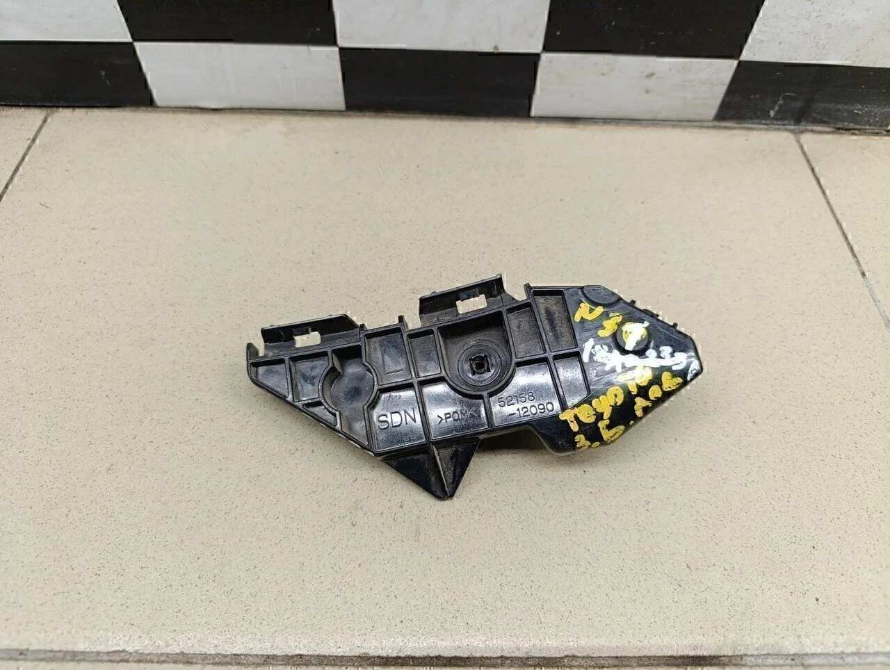 Направляющая заднего бампера левая Corolla E15 2006-2013