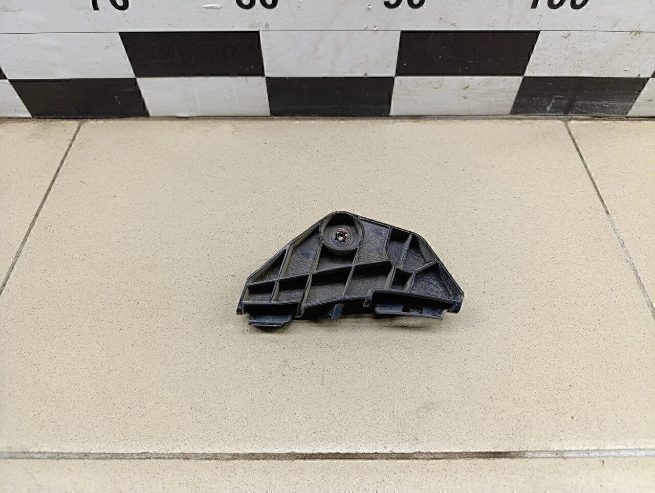 Кронштейн заднего бампера правый Corolla E15 2006-2013