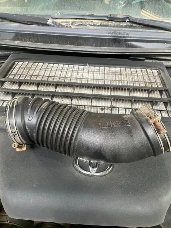 Патрубок воздушного фильтра Toyota Land Cruiser 2010 1788151031 URJ200 1VD-FTV 4.5