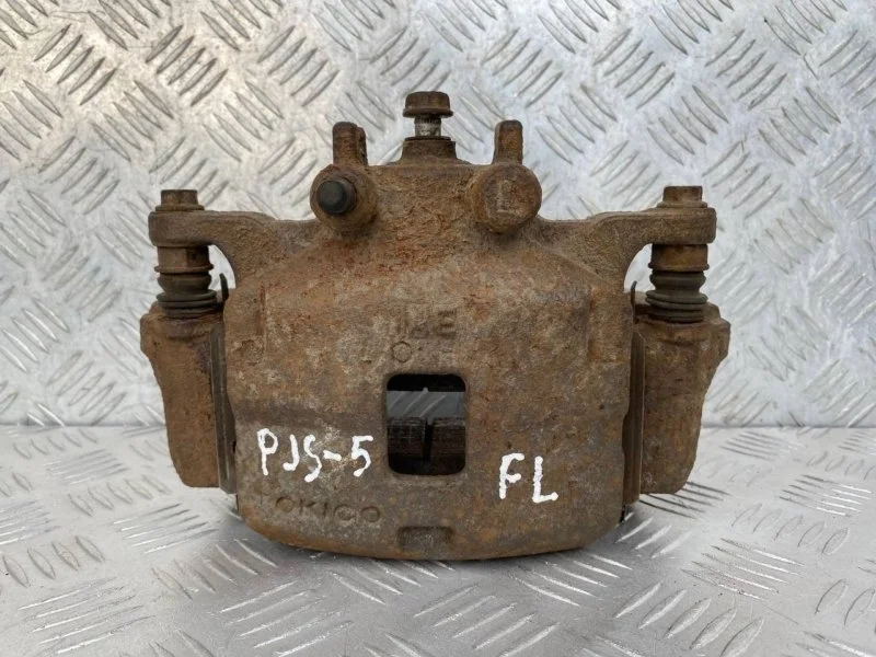 Суппорт передний левый Mitsubishi Pajero Sport Ii (2008-2017) 2011 4605A201 ВНЕДОРОЖНИК 2.5 D 4D56