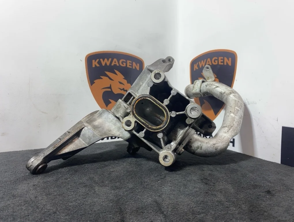 Кронштейн компрессора кондиционера Volkswagen Touareg 2013 7P