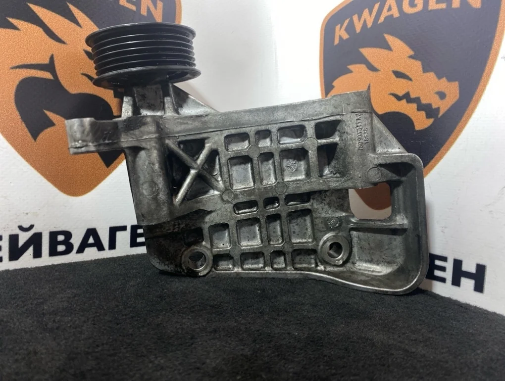 Кронштейн генератора Volkswagen Touareg 2013 7P