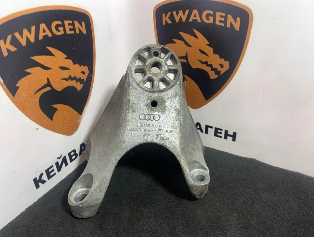 Кронштейн двигателя Audi Q7 2009 4L