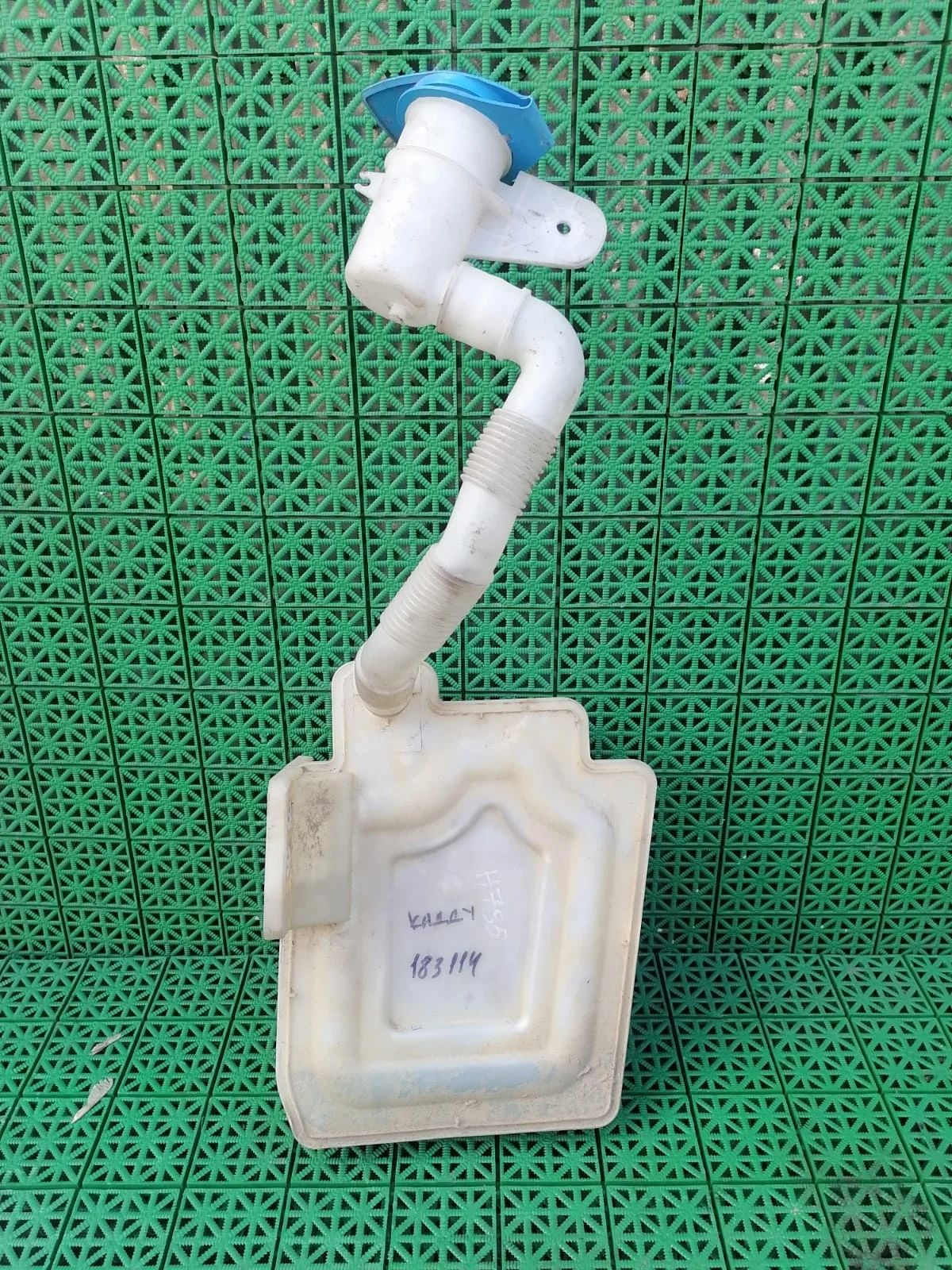 Бачок стеклоомывателя AUDI A3, SKODA OCTAVIA 1Z, VOLKSWAGEN GOLF 5/5+/6, JETTA 5 2005- без датчика б/у A3(2004-2013);OCTAVIA 1Z(2004-2012);GOLF 5(2004-2009);JETTA 5(2005-2009);TOURAN(2003-2010)