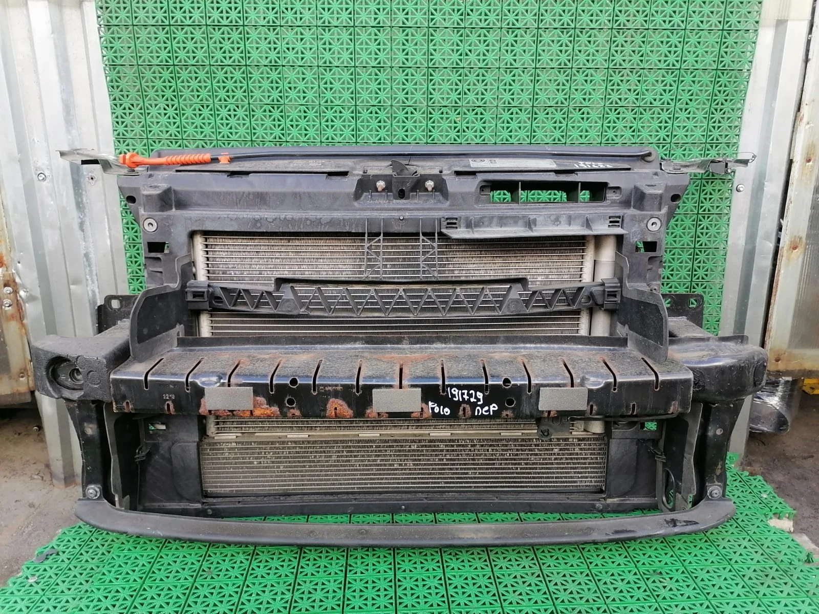 Радиатор охлаждения двигателя SKODA FABIA 2, RAPID, VOLKSWAGEN POLO 2008- б/у RAPID(2013-;POLO(2010-;FABIA 2(2007-2015)