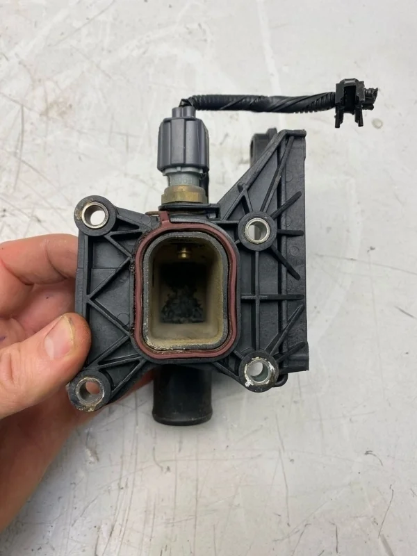 Фланец двигателя системы охлаждения Ford C-MAX 1360282 QQDB