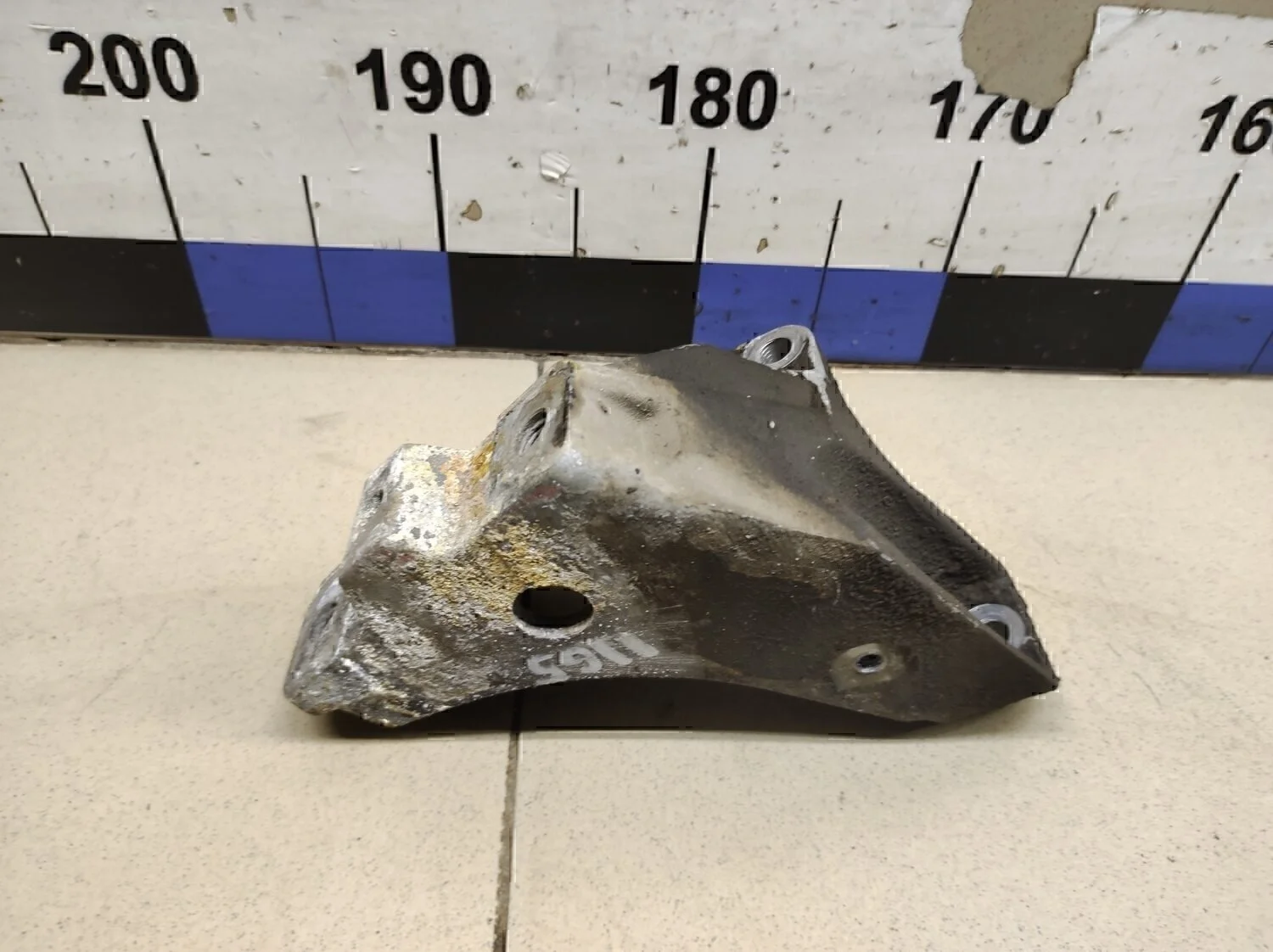 Кронштейн КПП левый A3 (8L1) 1996-2003