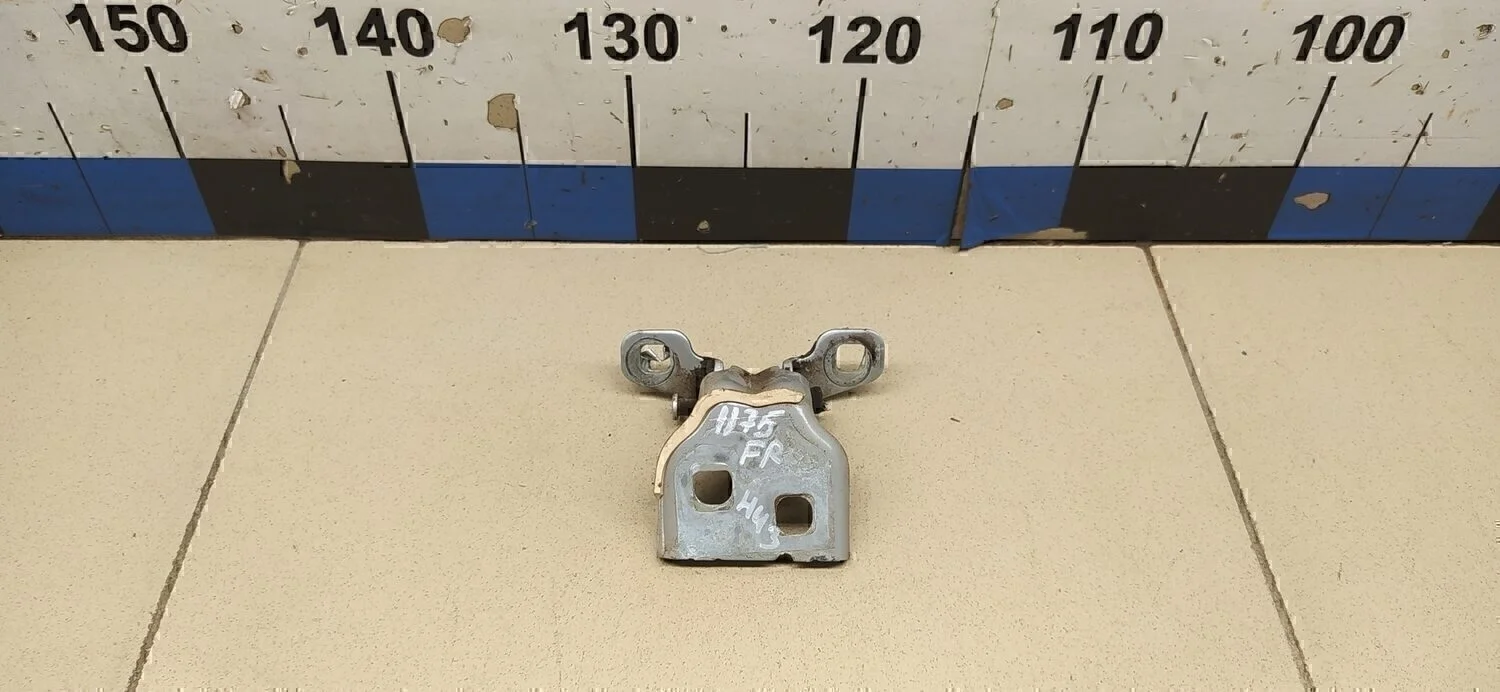 Петля двери передней правой нижняя Duster 2012>