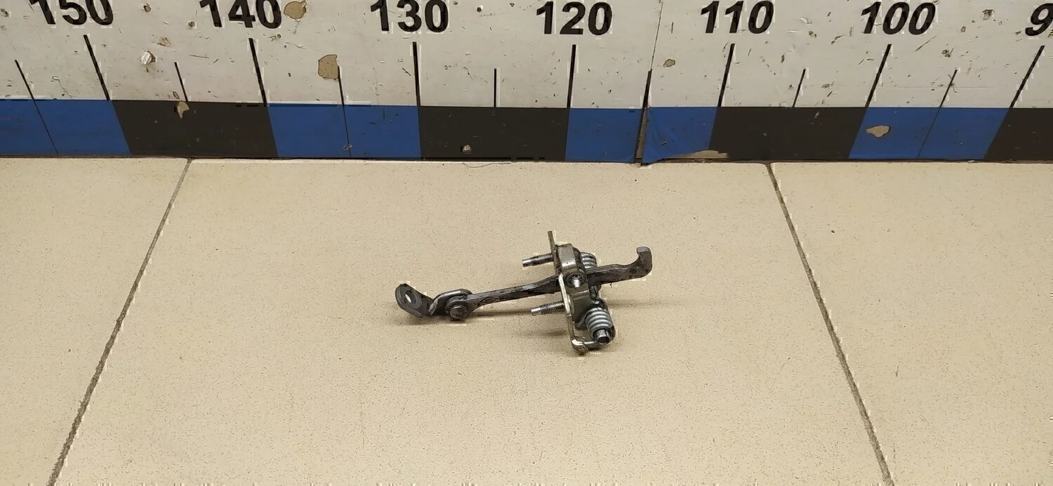 Ограничитель двери Duster 2012>