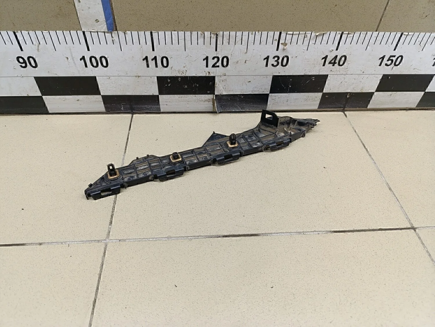 Направляющая заднего бампера правая Corolla E15 2006-2013