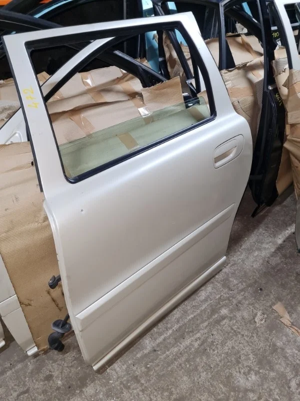 Дверь Volvo V70 2004 SW