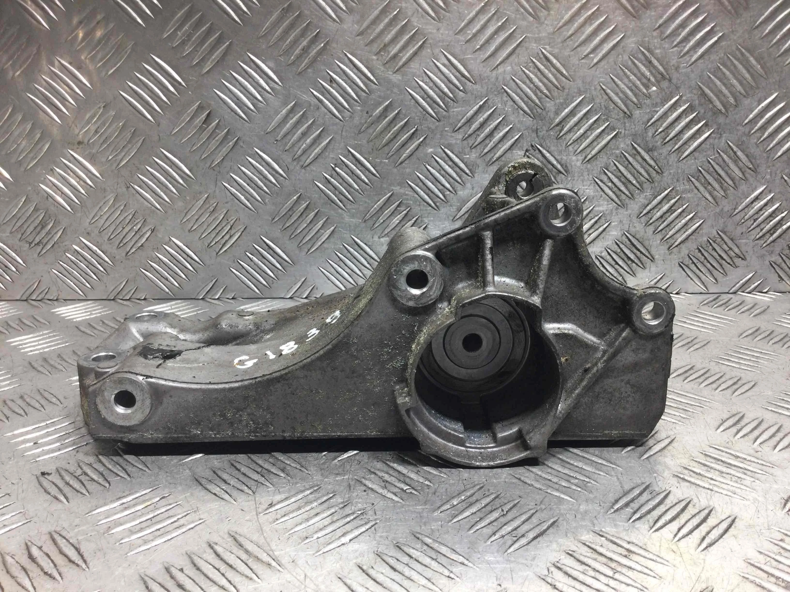 Кронштейн генератора Volkswagen Golf 4 поколение (1997-2004) бензин 1.4 i Механика Х/б