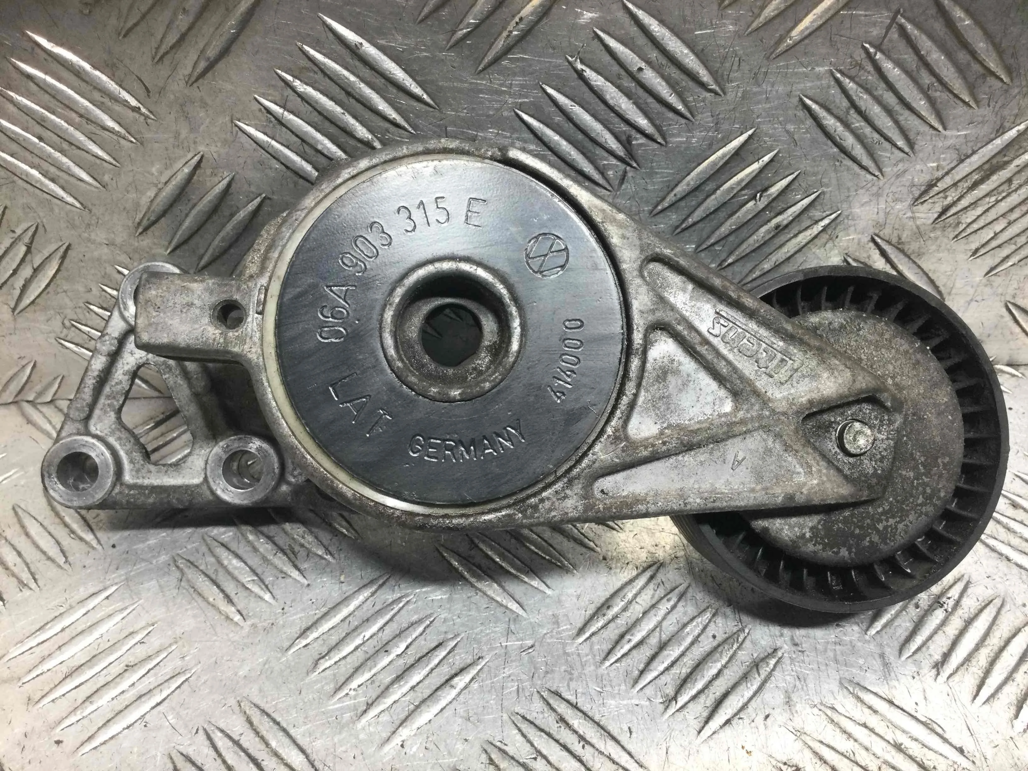 Натяжитель ремня генератора Volkswagen Polo 3 поколение (1994-2001) дизель 1.4 TDI Механика Х/б