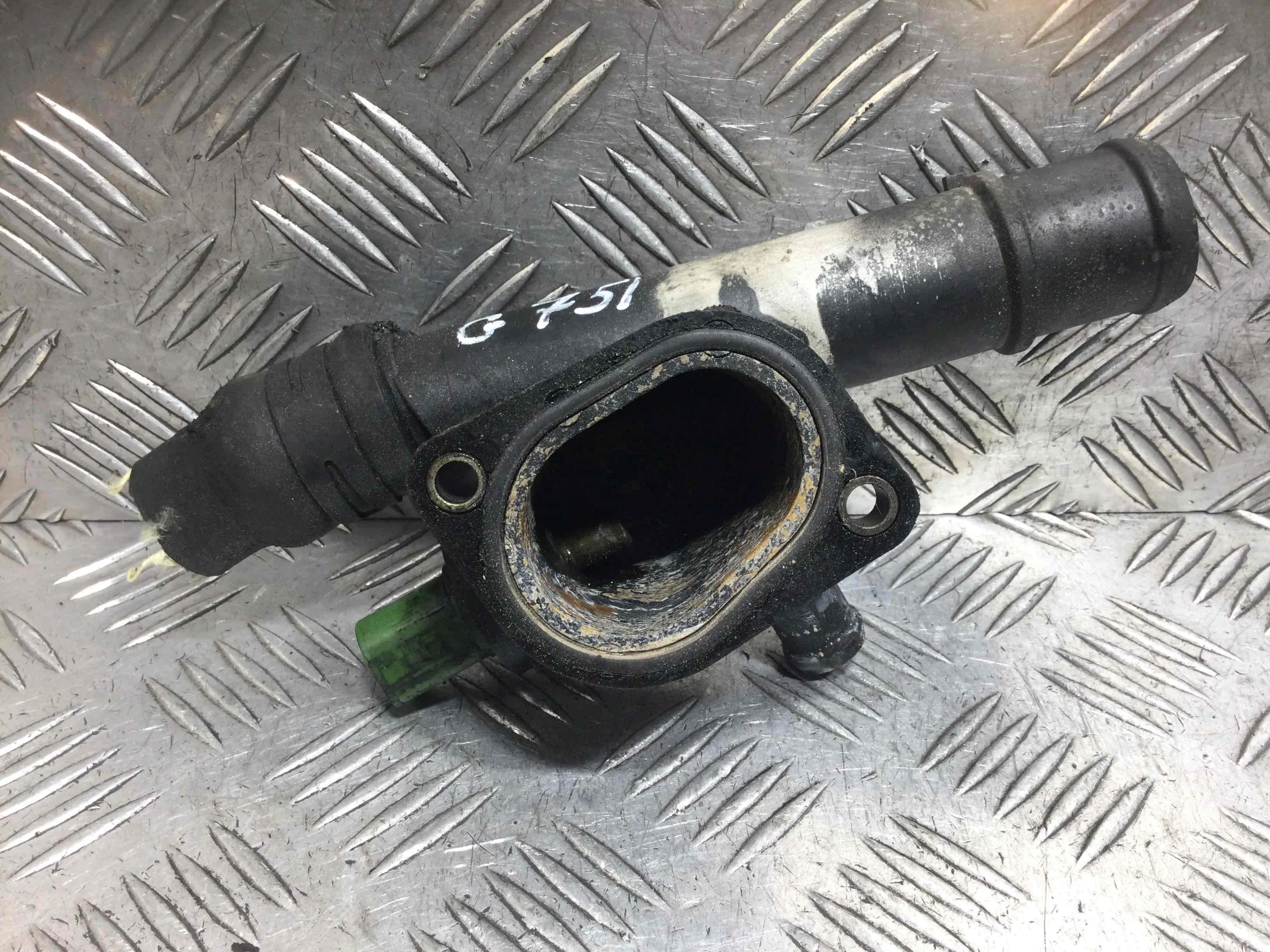 Фланец (тройник) системы охлаждения Volkswagen Polo 3 поколение (1994-2001) дизель 1.4 TDI Механика Х/б