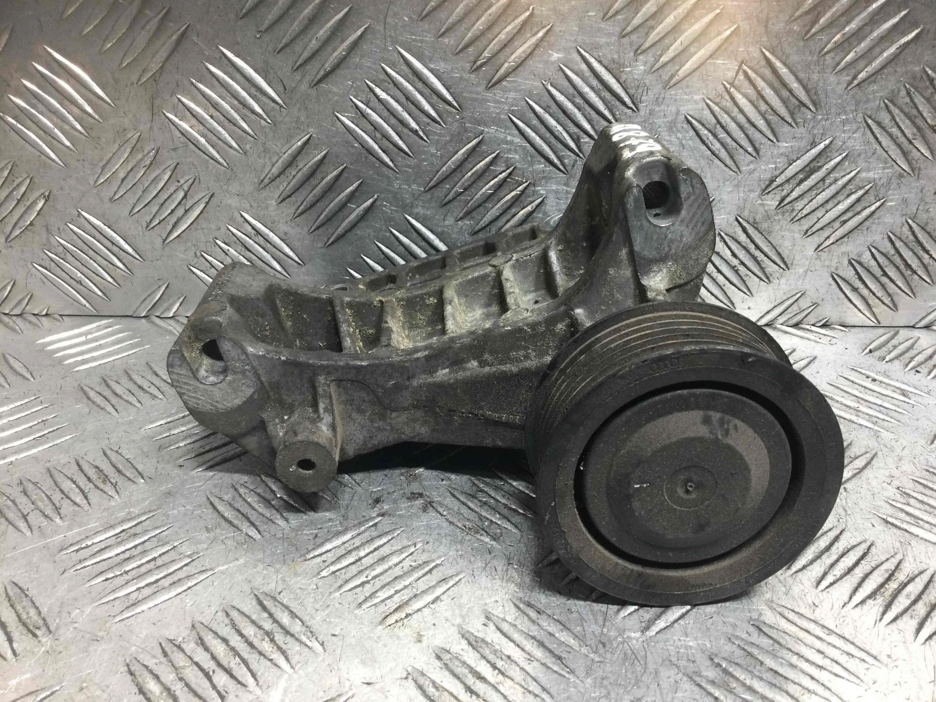 Кронштейн генератора Audi A6 C6/4F (2004-2008) дизель 2.7 TDI Механика Универсал