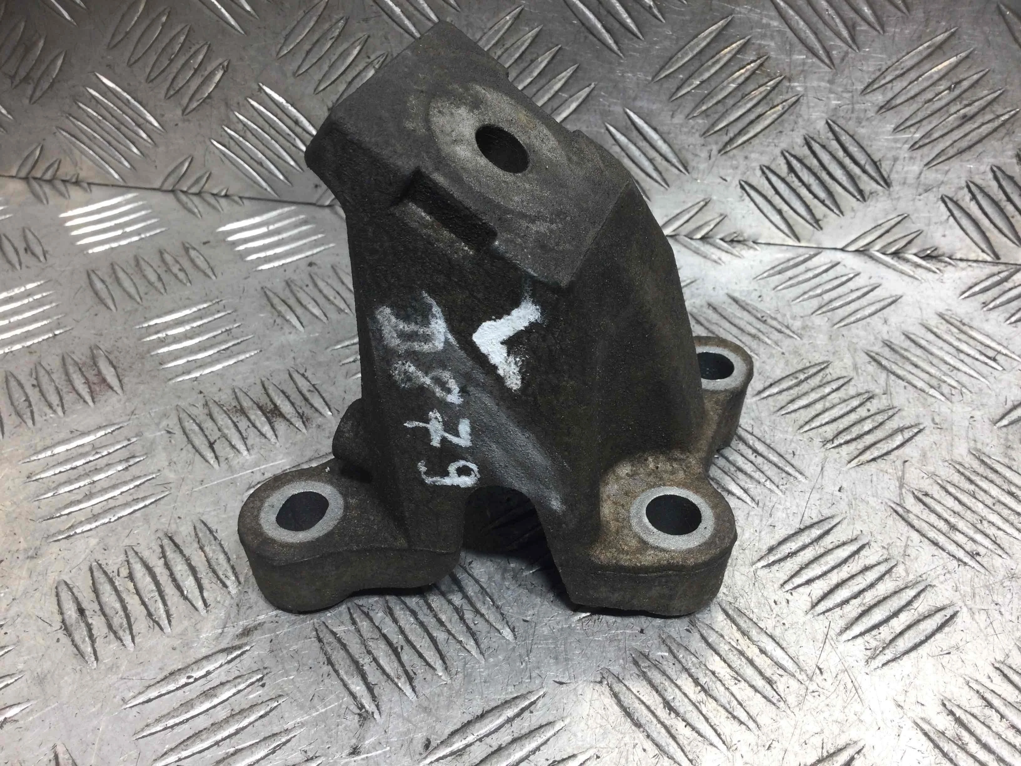 Кронштейн двигателя Audi A6 C6/4F (2004-2008) дизель 2.7 TDI Механика Универсал