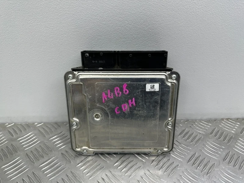 Блок управления двигателем Audi A4 B8