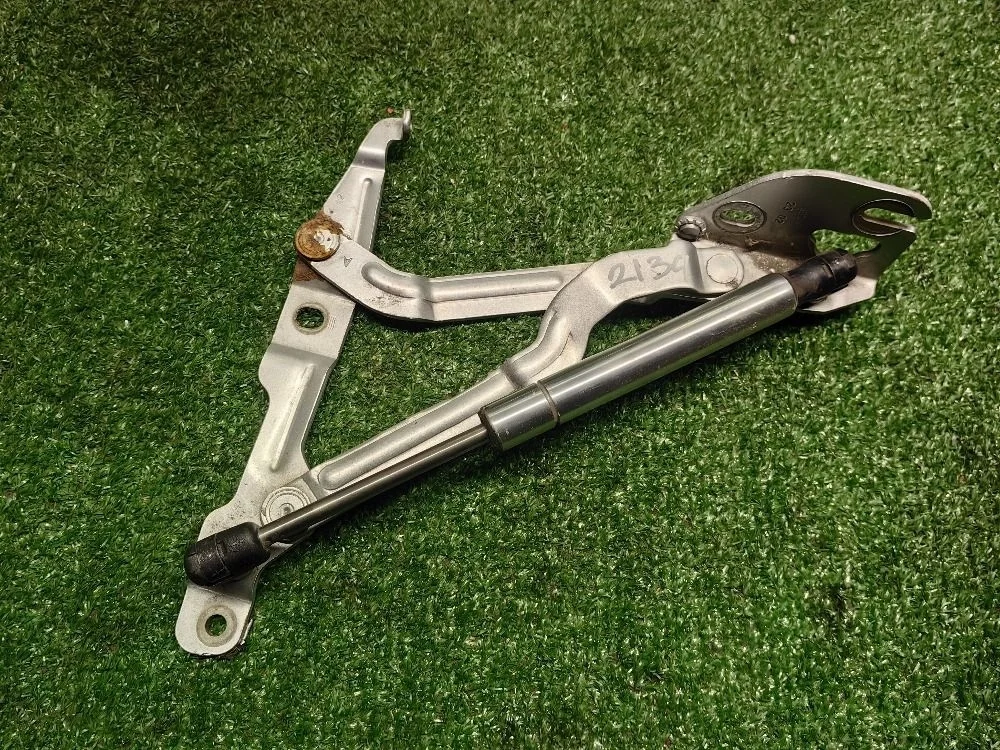 Петля крышки багажника правая Volkswagen Passat B5