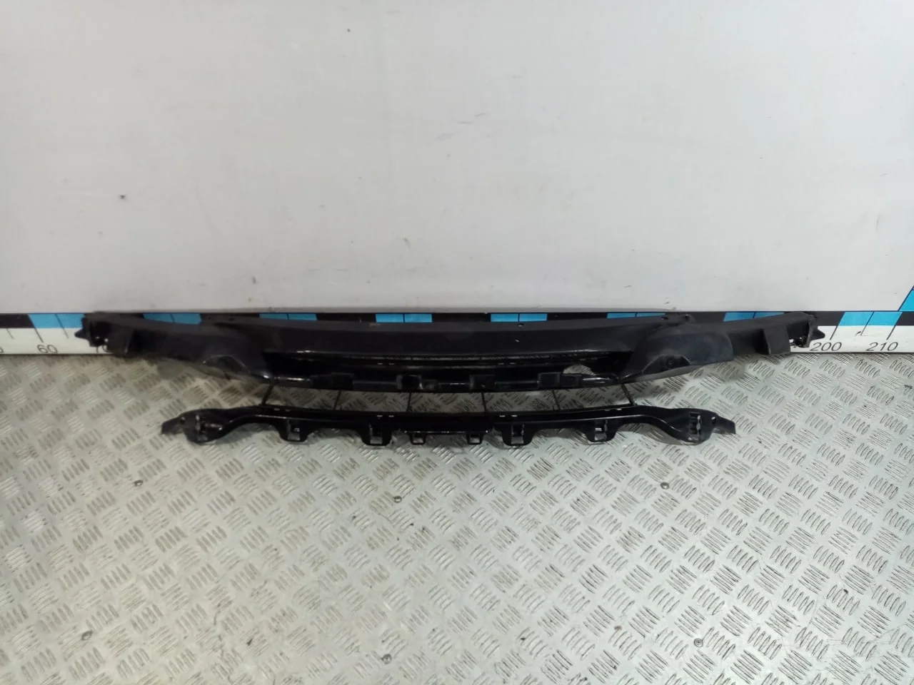 [Б/У] Решетка в бампер центральная - Незначительные трещины пластика [Незначительные дефекты] [Код: 00606257 ]