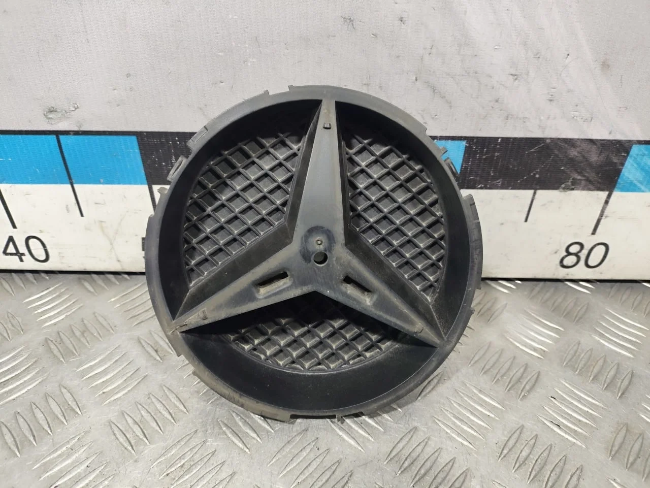 [Б/У] Кронштейн решетки радиатора Mercedes [Код: 00605661 ]