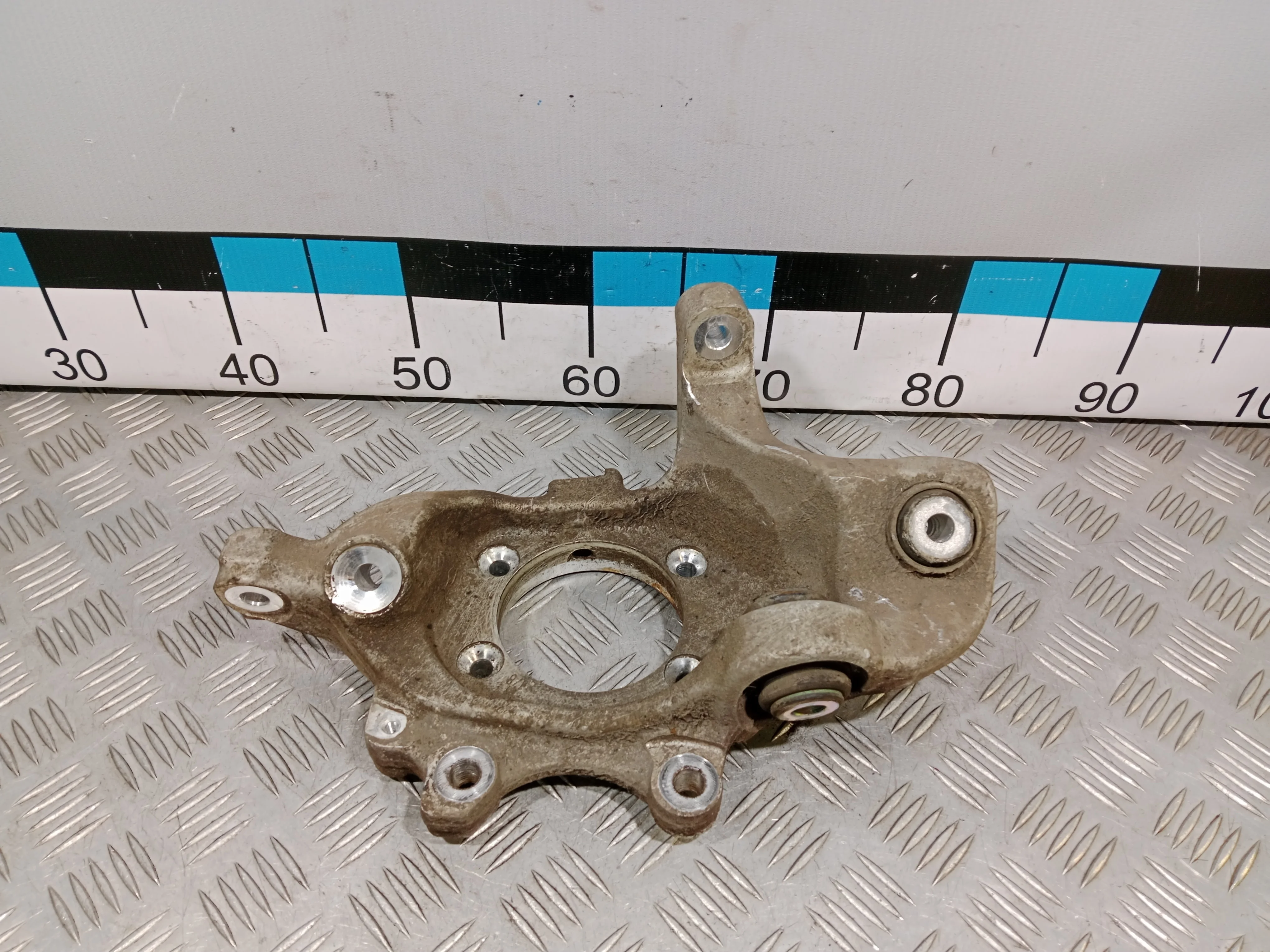 [Б/У] Кулак задний левый [Код: 00424689 ]