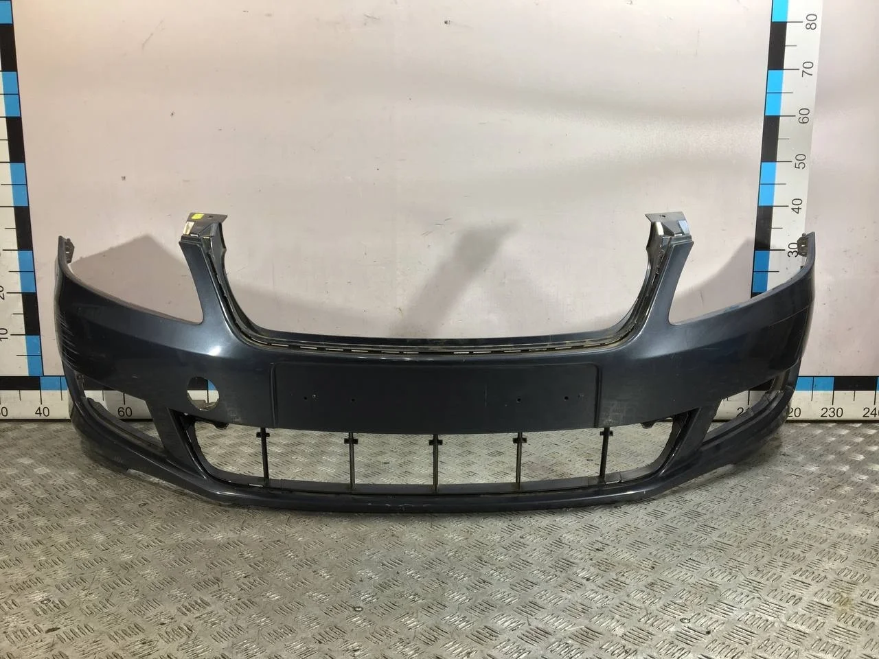 [Б/У] Бампер передний Skoda - (Состояние: трещина в левом углу над решеткой и в углу под левой ПТФ) [Незначительные дефекты] [Код: 00568847 ]